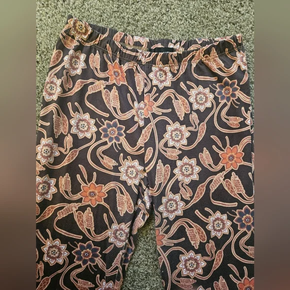 Fashion Nova Foral Patterned Flare Pants 70s Style - Picture 4 of 4